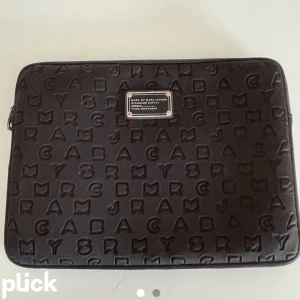 Ipad fodral från Marcjacobs! - Den är i använt skick men så så fin! Lånade bilder! Skriv privat för egna! Ser exakt ut som på bilden!