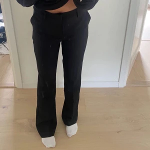 Kostymbyxor bikbok - (LÅNAD BILD) säljer mina kostymbyxor då de inte kommer till användning längre. Storlek 38 men skulle säga att dem är små i storlek💞