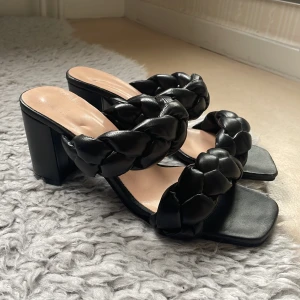 Klackskor strl 37 - Klackskor säljes pga lite för stora för mig. En normal 37a. 160kr inklusive frakt!