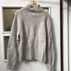 virkad tröja i storlek M  - Så skön och inte stocksig!! Storlek M 