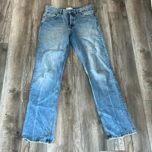Supersnygga ljusblåa jeans från Zara i väldigt bra skick!! Perfekta oversized jeans. Köpta för 359kr. De är midwaist och straight leg!