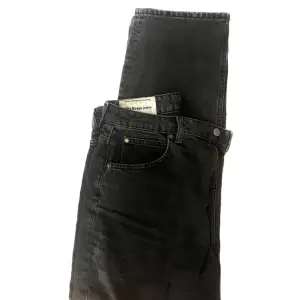 Mörkgrå (nästan svarta) baggy jeans med medelhög midja, passar dig med lite smalare ben (vid önskemål om baggy, passar annars även lite större lår). Prutbart pris 