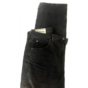 90’s baggy jeans - Mörkgrå (nästan svarta) baggy jeans med medelhög midja, passar dig med lite smalare ben (vid önskemål om baggy, passar annars även lite större lår). Prutbart pris 