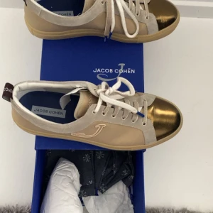 Jacob Cohen - Ett par sprillans nya Jacob Cohen sneakers köpta på nk. De är i storlek 43 och allt og tillkommer. Skriv vid frågor eller funderingar