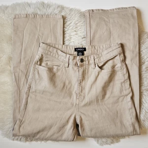 Jeans - Beige jeans från lindex som inte finns att köpa längre. Använda ca 3 gånger och är i mycket bra skick!