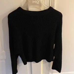 Svart stickad tröja  - Är i bra skick och använd ca 5 gånger. Storlek 146/152.