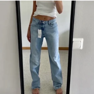 Zara mid Rise jeans - Säljer dessa snygga midrise jeans från zara som jag tror inte säljs längre, bra skick❤️(lånade bilder men de är exakt likadana som jag säljer) 