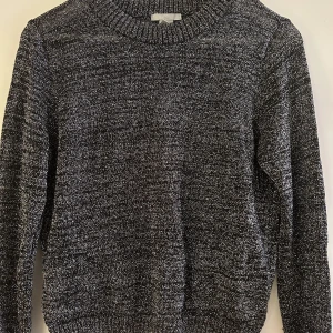 H&M glittrig blus - Säljer nu denna slutsålda glittriga blus ifrån H&M då den inte längre passar mig tyvärr. Blusen/tröjan har inga defekter och är i gott skick. Vid frågor är det bara att höra av sig🤍