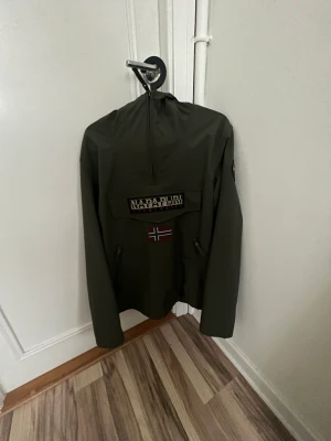 Napapijri jacka  - En sjukt snygg Napapijri jacka som är använd ett fåtal gånger, köptes på Johnells outlet för 1200kr. Skicket är 9/10 då den inte är så jätte använd. Kan tänka mig att gå ner i pris vid en snabb affär. Vid frågor eller fler bilder hör av dig!