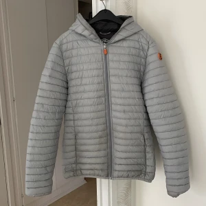 Save the duck jacka - Säljer min save the duck jacka då den inte används. Den har inga defekter. Skick 9/10. Köpt för 2000kr