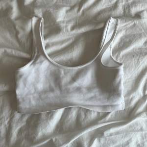 Gulligt kroppat vitt linne från Gina Tricot