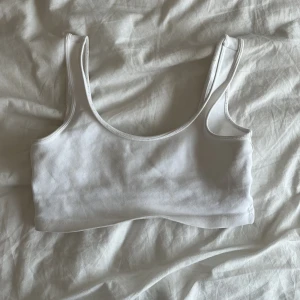 Vitt linne  - Gulligt kroppat vitt linne från Gina Tricot