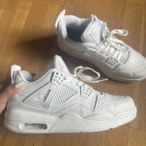 Vita jordan 4 - Vita jordan 4, använda bara en gång men passade tyvärr inte