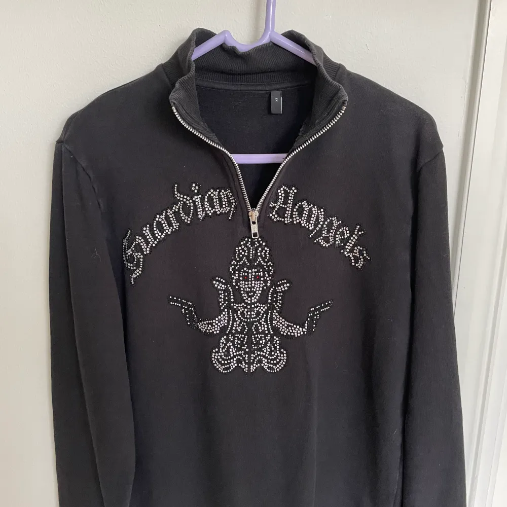 En riktig snygg half zip från blinglucid. Storleken är xs. Säljer den för den är för liten. Köpt för 699 säljer för 300. Köparen står för frakt!. Hoodies.