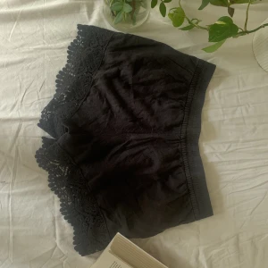 Svarta shorts - Svarta tygshorts. Rätt stretchiga. Väldigt bra kvalitet!