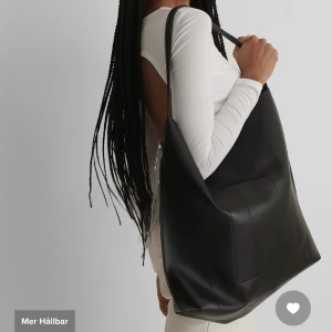 Väska - Säljer denna perfekta skolväska från nakd som är helt slutsåld 💕 inga defekter och är som ny, skriv vid intresse 🥰