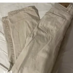 Jättesnygga beiga jeans från läger 157.🫶🏻de är i jättebra skick. De är i modellen boulevard. Säljer pga att de blivit för små på mig.❤️ hör av er vid frågor. 