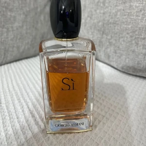 Si georgio armani parfym - Si georgio armani parfym 100 ml. Använd men mer än hälften fylld vilket visas på bilden. Sälj pga inte används  