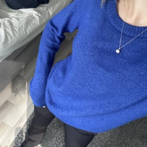 Blå stickad tröja  - Blå stickad tröja