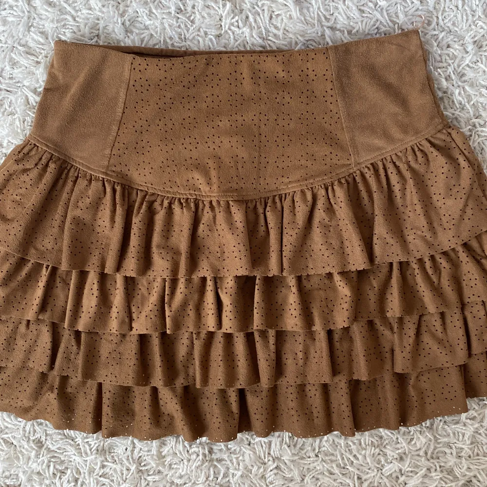 Säljer denna söta kjol från H&M, inga difekter, använd en gång.. Kjolar.