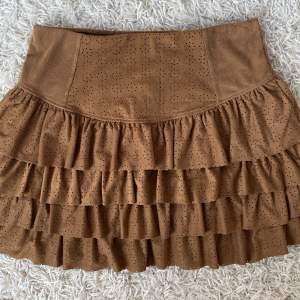 Säljer denna söta kjol från H&M, inga difekter, använd en gång.