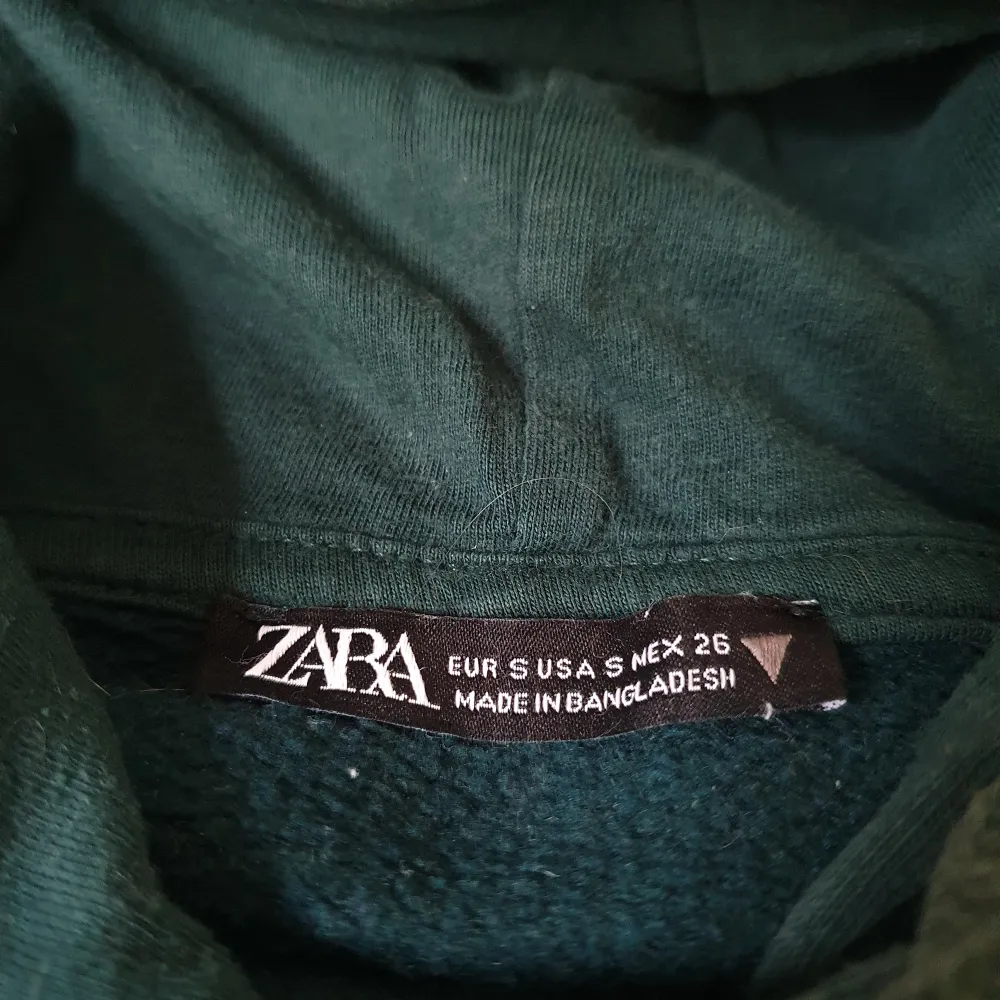 superfin grön hoodie från zara, säljer pga att den är för liten💗 obs spegeln är smutsig. Hoodies.