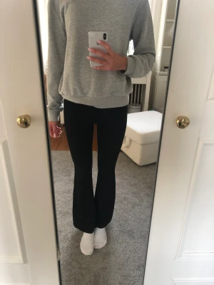 Yoga pants - Snygga och jättesköna yoga pants😻 Säljer då de är för korta för mig tyvärr! Priset är diskuterbart och fråga för fler bilder!💓 hur låga/höga o midjan kan man välja själv!