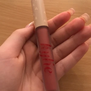 Läppglans  - Fint läppglans från Kylie jenner i mörkrosa/röd färg helt oanvänd i nyskick 
