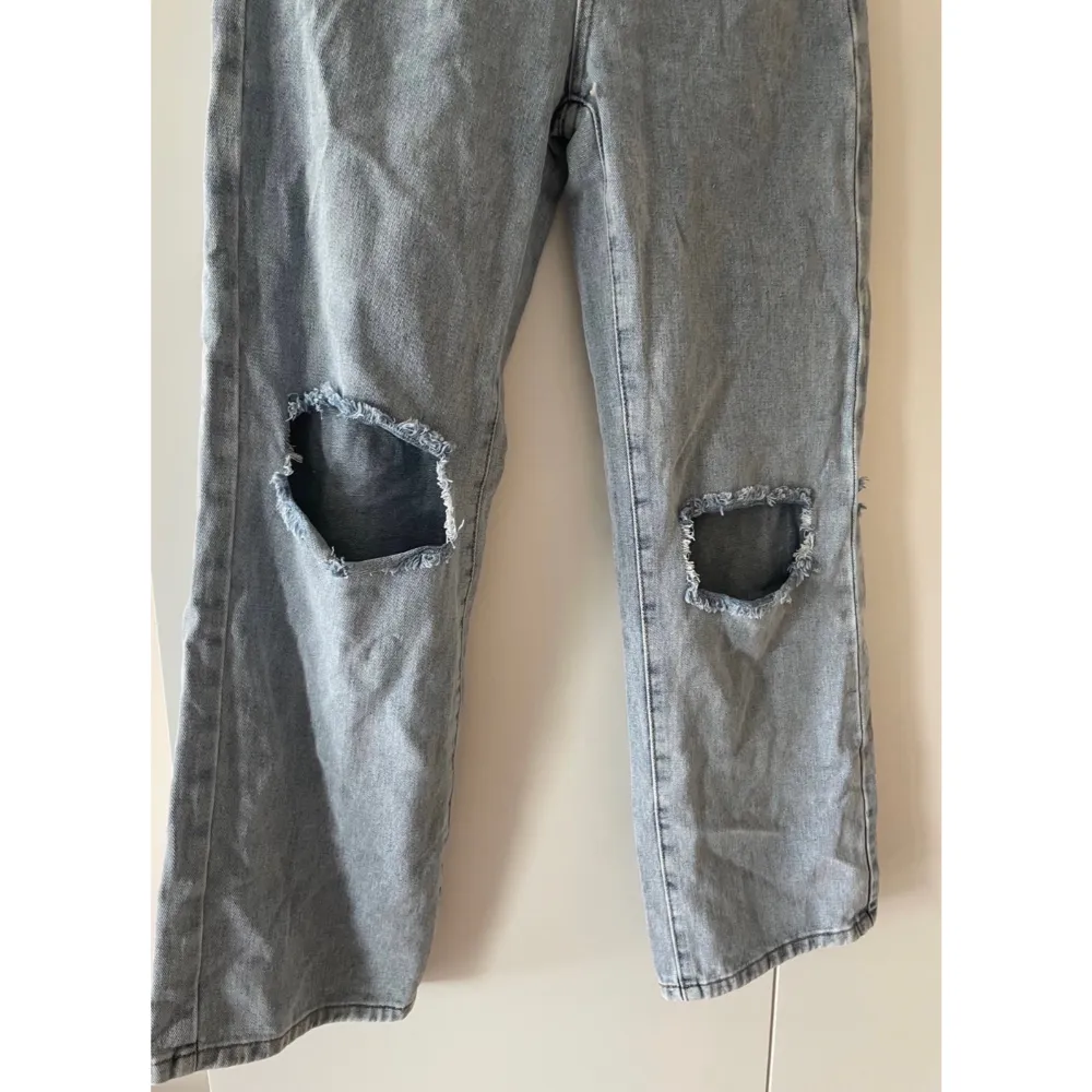 Oversize jeans från shein i storlek XS petite 💙Endast provade, köptes för 200kr 🔹. Jeans & Byxor.