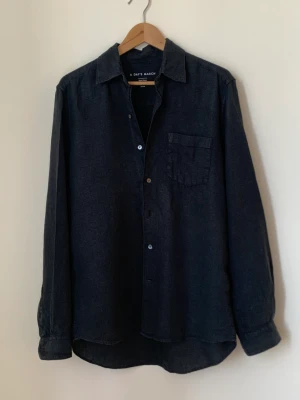 A Days marsch Skjorta Svart  - Säljer Abu Linnen shirt från fantastiska A Days March. Svart 100% linneskjorta.  Skick: oanvänd, inga defekter