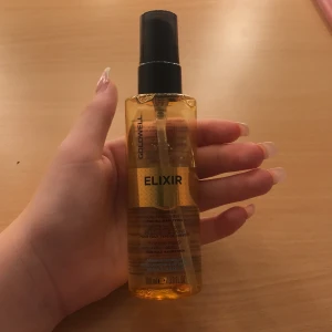 Hårolja  - Bra hårolja från goldwell använd mindre än halva funkar på alla hår, gör håret glansigt och mjukt