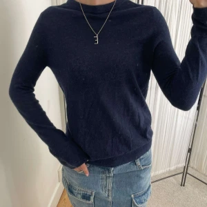 Zara stickad tröja - Finstickad tröja från Zara i ullblanding 💕 aldrig använd så i nyskick! OBS: frakt tillkommer!