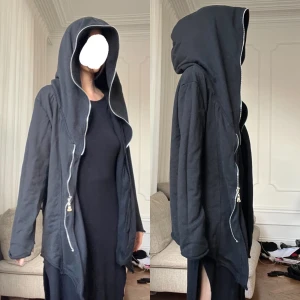 Hoodie unisex - UNISEX Storlek M. Mysig svart kofta. Ger lite Rick Owens vibe. Går att stänga med dragkedja. Klicka på köp-nu, fraktar endast. 