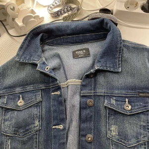 Only jeansjacka - Jag brukar ha xs s men denna är M och passar perfekt💕 Skriv för mer bilder, pris kan diskuteras