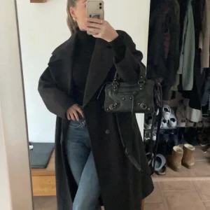 Väska - Säljer då den inte kommer till användning längre. Axelrem medföljer! Superfint skick! 🖤