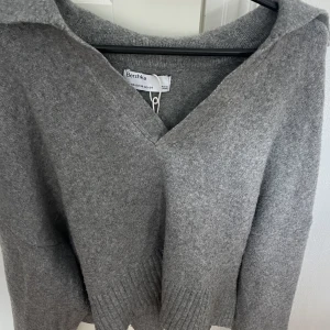 Stickad tröja - En supermysig stickad tröja ifrån bershka som är perfekt nu till höst❣️❣️Den har en krage och materialet är inte stickigt🤩🤩