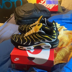 Nike air Max plus  - Nike air Max plus strl 42.5 Finns några skavanker på skorna med är i bra skick overall😁 Om du har frågor är det bara att skriva! Skorna är äkta. Mvh Axel