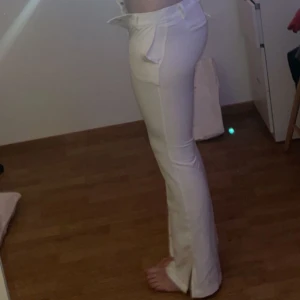 Lågmidjade kostymbyxor  - Säljer dessa otroliga kostymbyxor från Bikbok. Helt oanvända, endast testade! Vit, strl 38 men små i storleken så de passar som en 34/36. Slutsålda på hemsidan. Skriv vid frågor🩷🩷