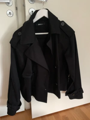 Short trench coat - Aldrig anväd och är därmed i otroligt bra skick! Liten i storlek. Har S i vanliga fall. 
