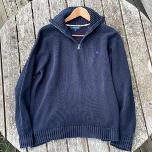 Burberry halvzip - Tjenare! Vi säljer denna vintage stickade burberry halvzipen, självklart äkta! Skick:8/10 nypris:8000
