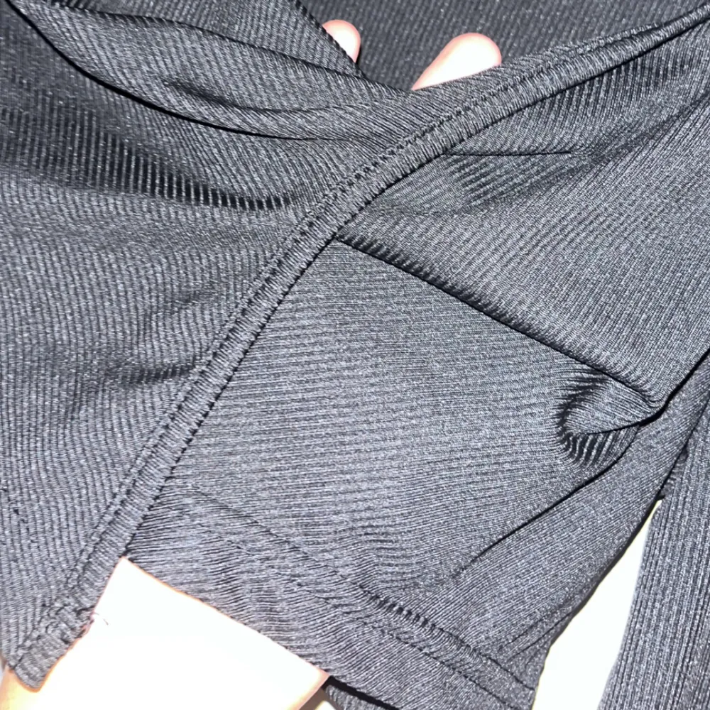 En helt svart långärmad tröja som är helt oanvänd och är i ett perfekt skick. . Toppar.