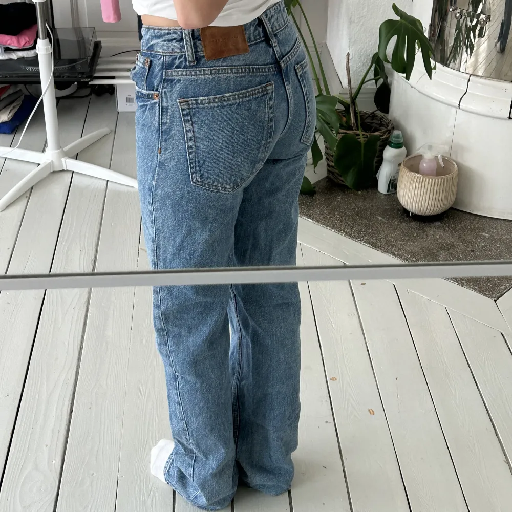 mid waist jeans från zara i storlek 34 men passar också 32 då den är liten i storleken! bra skick men lite slitna ner till 💕. Jeans & Byxor.