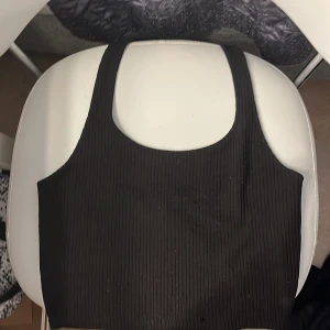 En svart topp - En svart topp som är väldigt använd men är i ett jätte bra skick. 