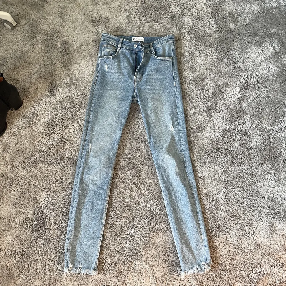 Snygga jeans från zara💕 storlek 36 men passar alla från 34-38. Jag är 175 cm för referens✨ de är knappt använda, skriv för fler bilder och frågor🥰. Jeans & Byxor.