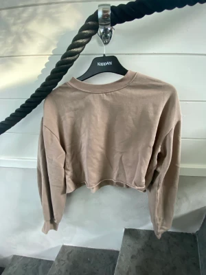 Croptop - Croptop från hm. Strl S. Köparen står för frakten. Tvättar innan.
