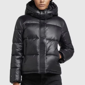 Vinterjacka - Säljer nu denna vinterjacka jag köpte förra året men som endast kom till användning ett fåtal gånger . Det är en jättevarm och snygg jacka från märket Khujo. Köpte den från zalando! Ny pris var 2000kr men säljer nu för endast 1000kr