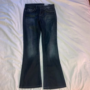 Lågmidjade bootcut  - Midjemått- 36cm  (rätt över)  Inerbenslängd -75 cm  (Är tyvärr för små för mig så har inga bilder) Inga defekter!  Du kan använda KÖP NU💕