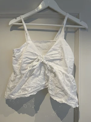 Topp - En vit topp från SHEIN i storlek L. Den är helt oanvänd för att den är i för liten storlek. Säljer för 25 kr + frakt. 
