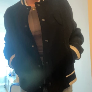 Bombarjacka - Bombarjacka från Zara, Limited Edition kollektion. Sparsamt använd.   Skickas mot fraktkostnad eller hämtas i Solna 💕