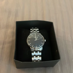 Gant klocka - I fint använt skick.  Stainless steel. Nypriset låg på 2000 för flera år sen.  Behov av nytt batteri.  